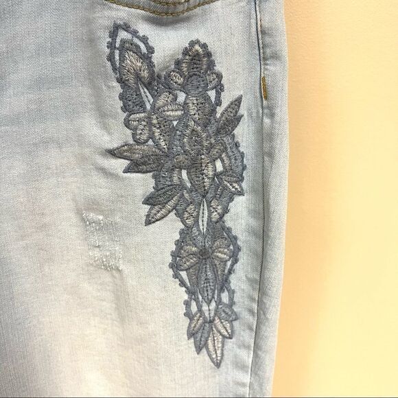 Jessica Simpson light wash embroidered jeans. Sz 30 - Picture 2 of 7
